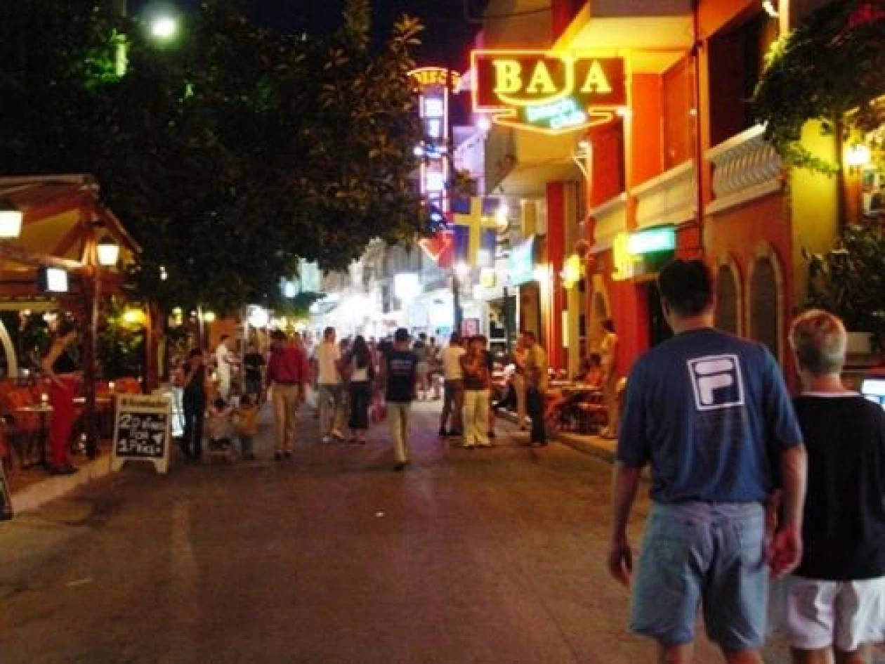 Η «τρέλα»των Άγγλων τουριστών συνεχίζεται! – Για άλλη μια φορά κάνουν «γυαλιά καρφιά» τα Μάλια